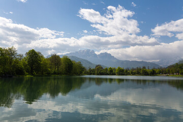 Fototapeta na wymiar View of the lake in the city park of Vladikavkaz