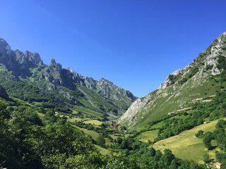 Fototapeta na wymiar Pueblo y valle de montaña, Bulnes desde los Picos de Europa, Asturias