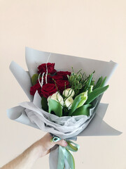 Bukiet z czerwonych róż i białych tulipanów