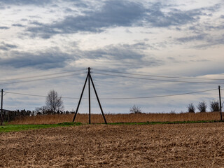 Hochspannungsmasten im Feld