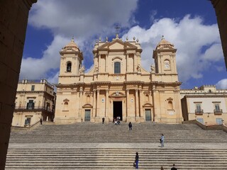 La cattedrale di Noto, sullo sfondo di un cielo nuvoloso.