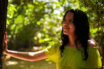 Mujer feliz mirando un árbol