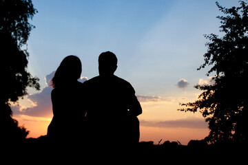 Fototapeta premium happy couple together at sunset silhouette of nature