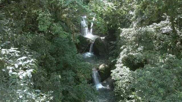 Vista aerea de cascada mistica en Panama