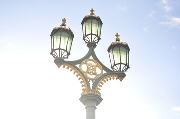 Fototapeta na wymiar Old streetlight lantern in London, Golden street lamp