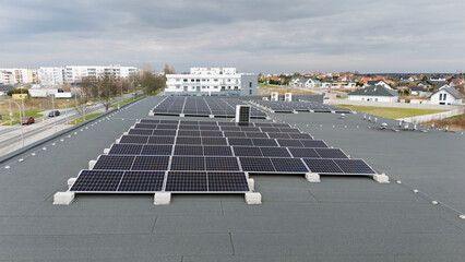 Panele słoneczne na dachu budynku jednorodzinnego, ekologia. - 755165367