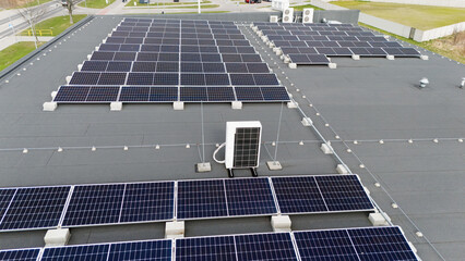 Panele słoneczne na dachu budynku jednorodzinnego, ekologia. - 755165371