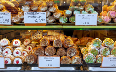 Italian pastries cannoli - 755166341