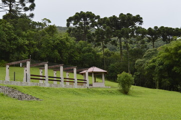 Fototapeta na wymiar Construção no alto do gramado