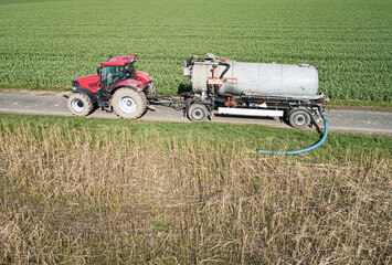 Ausbringung von Gärresten und Gülle einer Biogasanlage aufs Feld im Frühjahr, Nachschub mit...