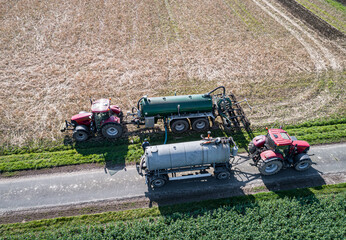 Gülleausbringung - Umpumpen des Wirtschaftsdüngers von einem Transport-Güllefass in ein Güllefass direkt auf dem Feld.