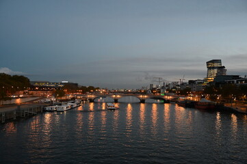 Fototapeta premium La Seine à Paris à la nuit tombée