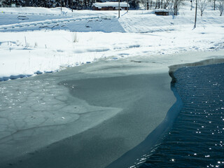 信州　冬景色　湖面が凍結した中綱湖