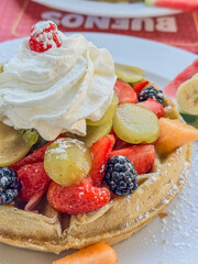 waffle con fruta
