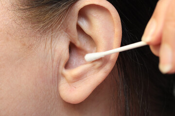 Ohrenpflege mit einem Wattestäbchen