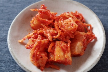 皿に盛ったカクテキキムチ
