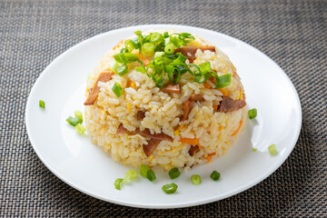 炒飯(チャーハン)、青ねぎ有り。丸く盛り付けたもの。
