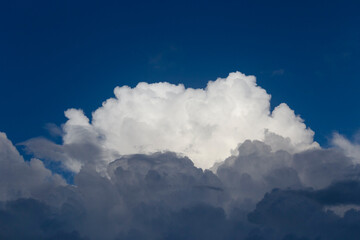 Cielo nublado, nubes grandes blancas, condensadas,
