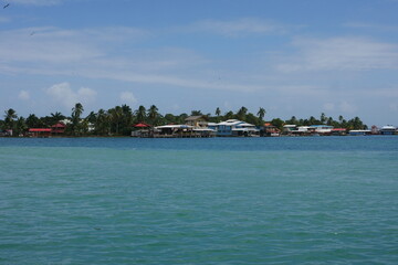 Fototapeta na wymiar Blick zur Insel Isla Carenero in Bocas del Toro