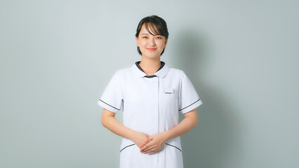 白衣を着た笑顔の女性