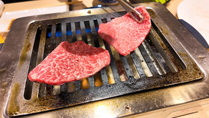 グリルで焼かれる焼肉