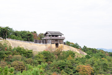 古代の山城　鬼ノ城西門の見える風景　岡山県総社市
The view of the west gate of Kinojyo castle ruins, built more than 1300 years ago, in Soja city, Okayama pref. Japan
