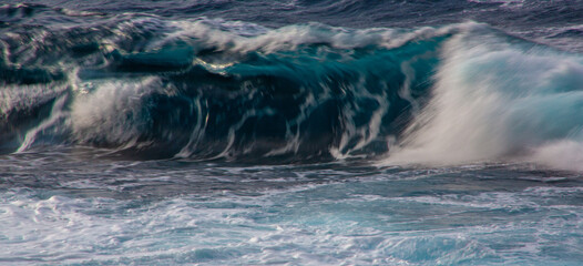 Fototapeta premium 奄美, “寒の戻り”の春の海