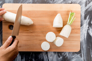 Chefs are chopping radishes To be used in cooking.