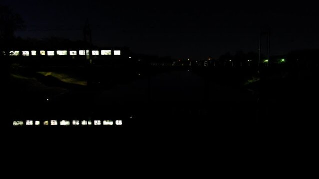 夜汽車 真っ暗な中を電車が鉄橋を渡る風景です。電車の窓からの明かり、川の水面に映るあかりが美しい。東武野田線(アーバンパークライン)古利根川