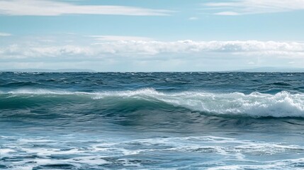 青い海、波と水平線、余白・コピースペースのある背景