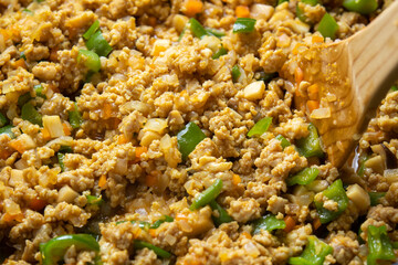 鶏ミンチのカレー風味炒め、調理シーン。
