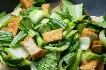 チンゲン菜と厚揚げの炒め物、調理シーン。
