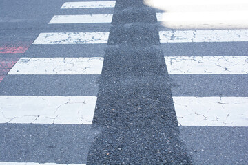 途中が切れている横断歩道