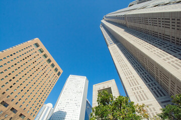 Fototapeta na wymiar 下から見上げる、東京新新宿のビル街と青空