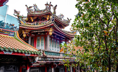 Obraz premium Landmark Longshan Chinese Buddhist Temple in downtown Taipei