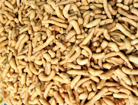 Fried Bhaliyan is a flavorful and satisfying snack enjoyed across India for its irresistible taste and crunchy texture.
