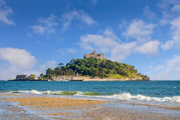 St Michael's Mount at Marazion, Cornwall, UK at evening, from the beach. - obrazy, fototapety, plakaty