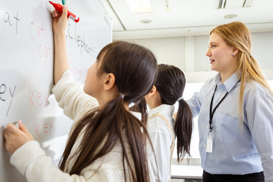 ホワイトボードを使って学習する子ども