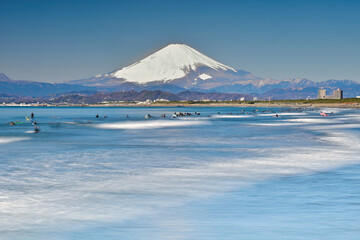 青い海と快晴の空と富士山