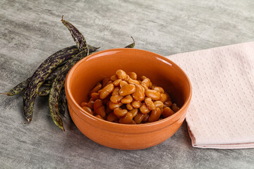 Canned white bean in tomato sauce