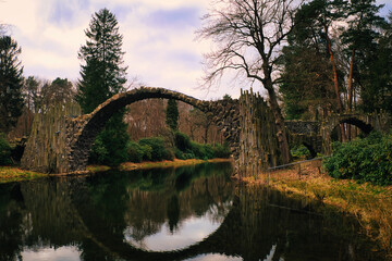 Mystisch - Rakotzbrücke - Teufelsbrücke - Herbst - Brücke - See - Spiegelung - Kromlau - Rhododendron Park - Sachsen - Deutschland - Devil's Bridge - Autumn Landscape - High quality photo