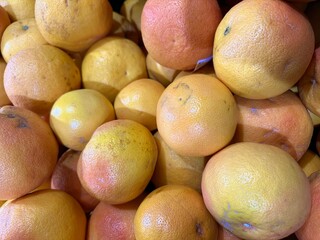 Lots of ripe grapefruits. A bunch of grapefruits in the store