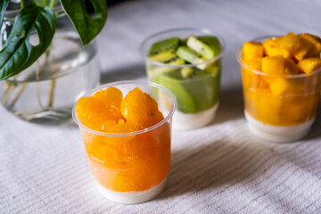 透明なカップに入れたゼリー