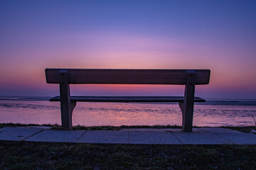Die Bank im Watt bei Sonnenuntergang