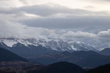 Contempla la grandeza de los Pirineos, donde majestuosas cumbres se elevan en armonía con exuberantes y encantadores bosques. Explora la belleza atemporal de este paisaje alpino.