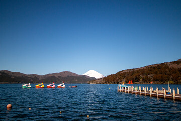晴天の芦ノ湖と富士山