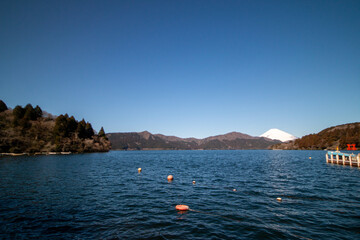 晴天の芦ノ湖と富士山