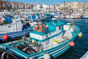 Barcos de pesca en el puerto de La Rada en Tarifa, Andalucía, España - obrazy, fototapety, plakaty