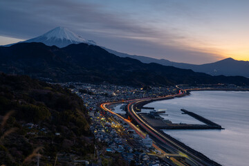 朝焼けと富士山と自動車の光跡	