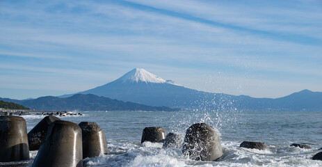 打ち寄せる波と富士山